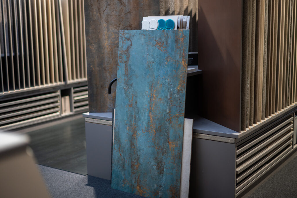 Großformatige Designfliese in Metalloptik im Schauraum von MABELA Fliesen und Handels GmbH – moderne Wand- und Bodenfliesen.