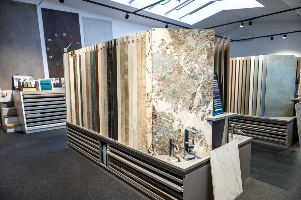 Großformatige Fliesen und Natursteinmuster im Schauraum von MABELA Fliesen und Handels GmbH – vielfältige Auswahl für moderne Bad- und Wohnraumgestaltung.