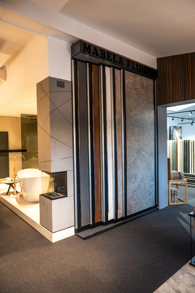 Fliesenausstellung im Schauraum von MABELA Fliesen und Handels GmbH – große Auswahl an Wand- und Bodenfliesen für moderne Raumgestaltung.