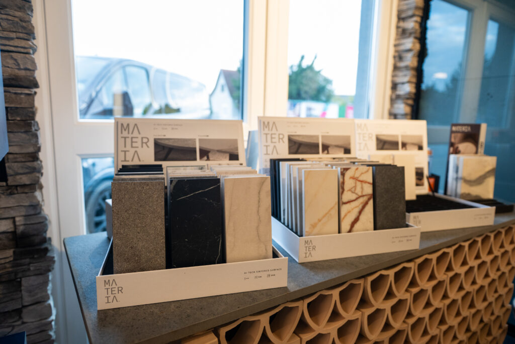 Fliesen- und Materialmuster im Schauraum von MABELA Fliesen und Handels GmbH – hochwertige Oberflächen für moderne Bad- und Wohnraumgestaltung.