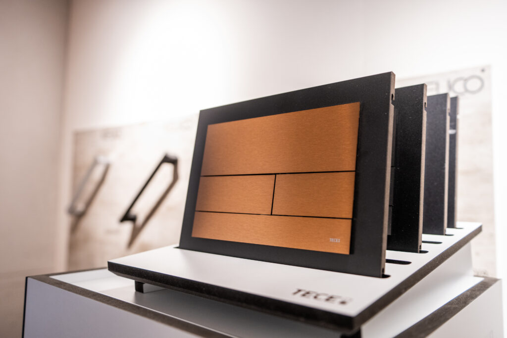 Design-Betätigungsplatte für WC-Spülung in edler Metalloptik bei MABELA Fliesen und Handels GmbH – hochwertige Sanitärlösungen für moderne Badgestaltung