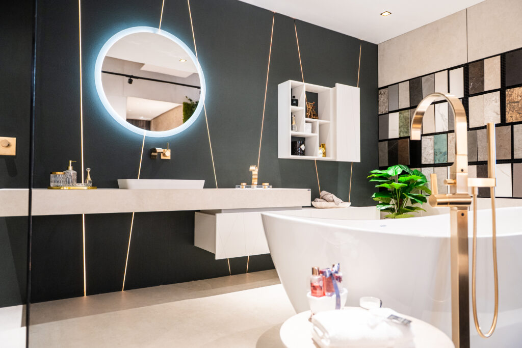 Luxuriöses Designerbad mit freistehender Badewanne und LED-Spiegel bei MABELA Fliesen und Handels GmbH – exklusive Fliesen- und Badgestaltung im Schauraum.