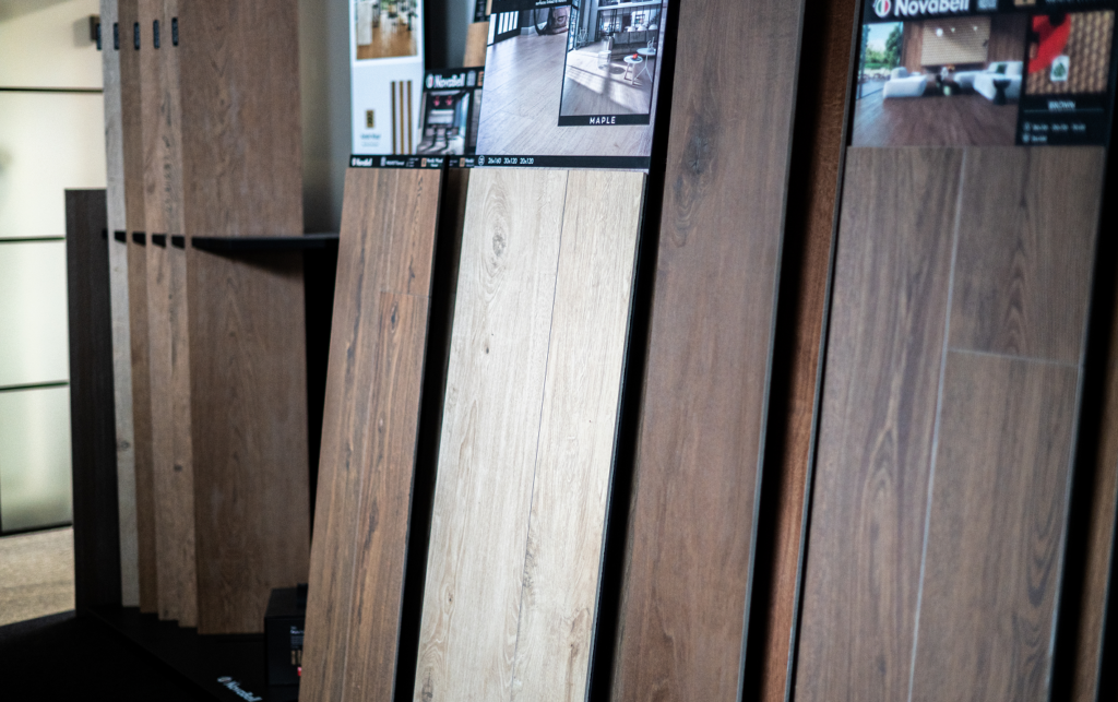 Hochwertige Holzoptik-Fliesen im Schauraum von MABELA Fliesen und Handels GmbH – moderne Bodenfliesen in natürlicher Holzoptik.