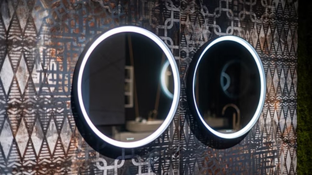 Moderne LED-Badspiegel im Schauraum von MABELA Fliesen und Handels GmbH – stilvolle Badezimmergestaltung mit dekorativen Designfliesen.