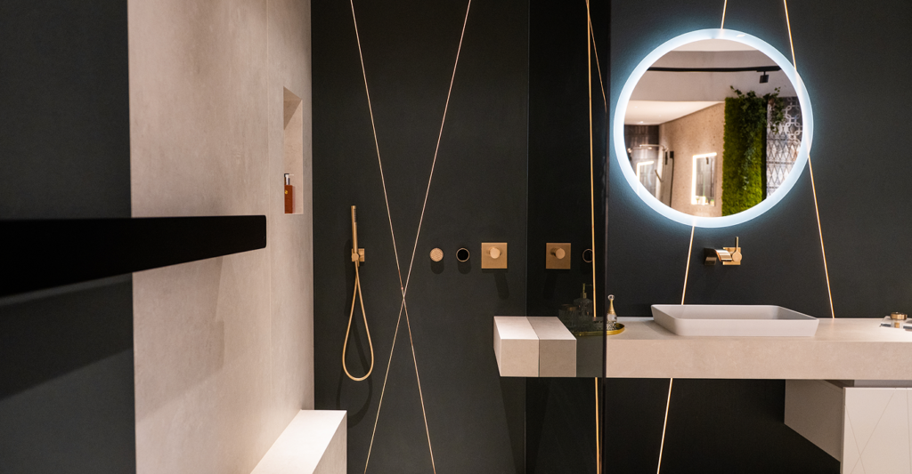 Luxuriöse Badgestaltung mit großformatigen Fliesen und LED-Spiegel bei MABELA Fliesen und Handels GmbH – moderne Badezimmerlösungen im Schauraum.